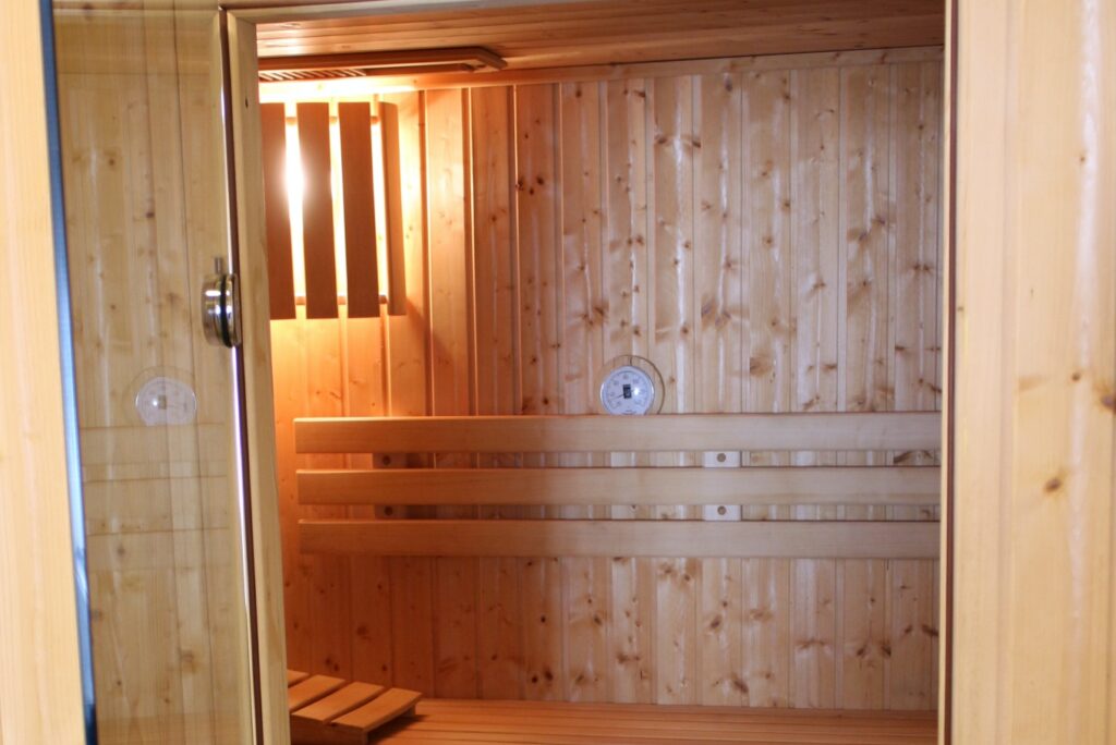 Drevená sauna s osvetlením a sedadlami pre relaxáciu